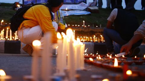 Miembros de la asociaci&oacute;n de monta&ntilde;istas de Nepal encienden velas por los fallecidos