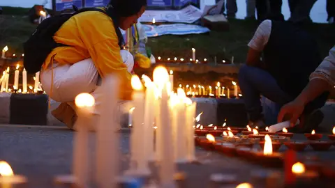Miembros de la asociación de montañistas de Nepal encienden velas por los fallecidos Miembros de la asociación de montañistas de Nepal encienden velas por los fallecidos
