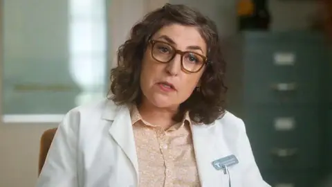 Mayim Bialik como Amy Farrah Fowler en Stuart Fails to Save the Universe Mayim Bialik como Amy Farrah Fowler en Stuart Fails to Save the Universe