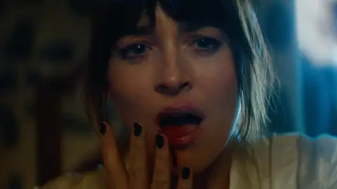 Dakota Johnson en el tráiler de Verity Dakota Johnson en el tráiler de Verity
