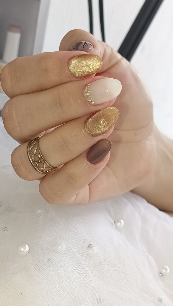 Manicura con detalles dorados