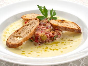 Crema fr&iacute;a de mel&oacute;n con tarta de tomate