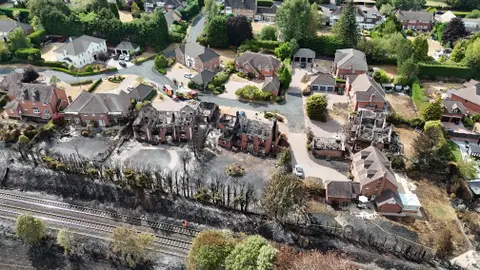 Un incendio en Birmingham calcina 19 edificios completos y manda a una veintena de personas la hospital Un incendio en Birmingham calcina 19 edificios completos y manda a una veintena de personas la hospital