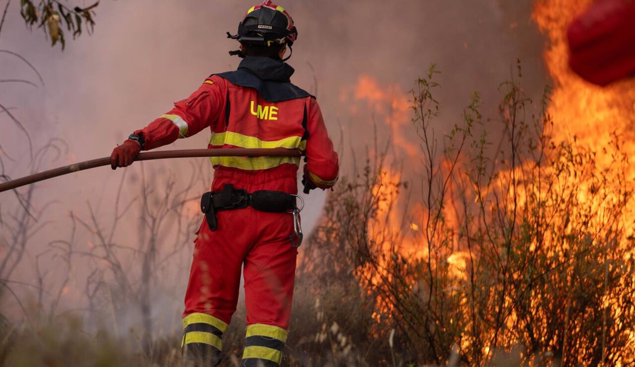 El incendio de Niebla "empeora" en la zona de Aznalc&oacute;llar y avanza hacia El Campillo y Madro&ntilde;alejo