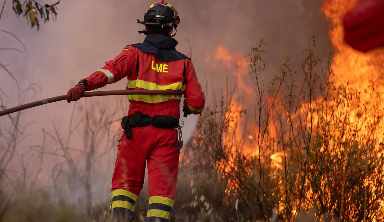 Efectivo de la UME combatiendo el incendio de Niebla.