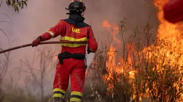 Efectivo de la UME combatiendo el incendio de Niebla. Efectivo de la UME combatiendo el incendio de Niebla.