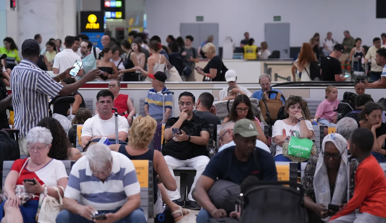 Decenas de personas en la Estación de Sants