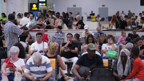 Decenas de personas en la Estaci&oacute;n de Sants
