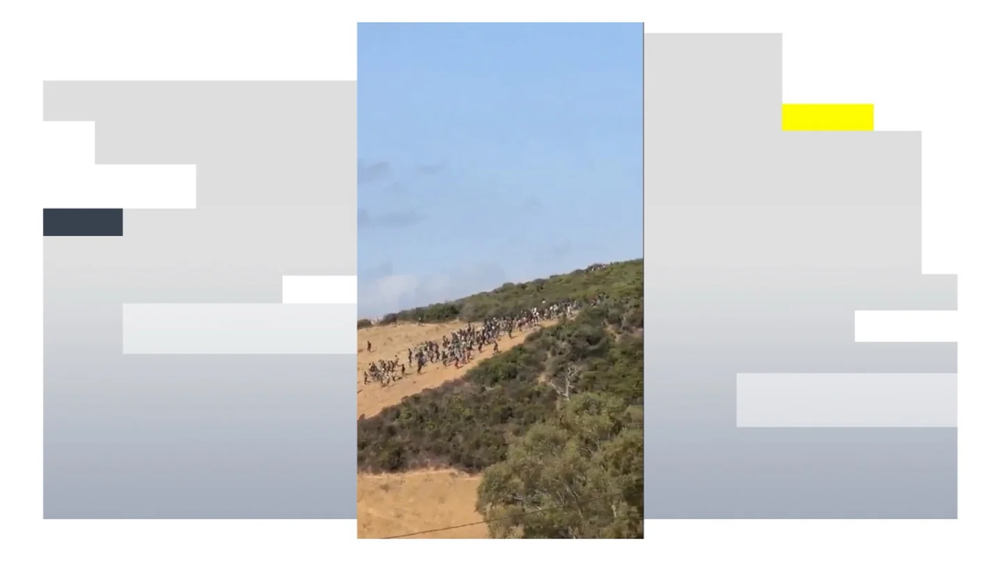 Decenas de inmigrantes intentan cruzar irregularmente la frontera entre Ceuta y Marruecos. Decenas de inmigrantes intentan cruzar irregularmente la frontera entre Ceuta y Marruecos.