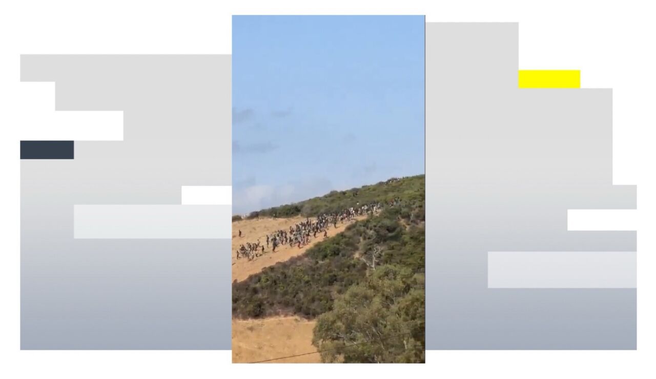 Decenas de inmigrantes intentan cruzar irregularmente la frontera entre Ceuta y Marruecos.
