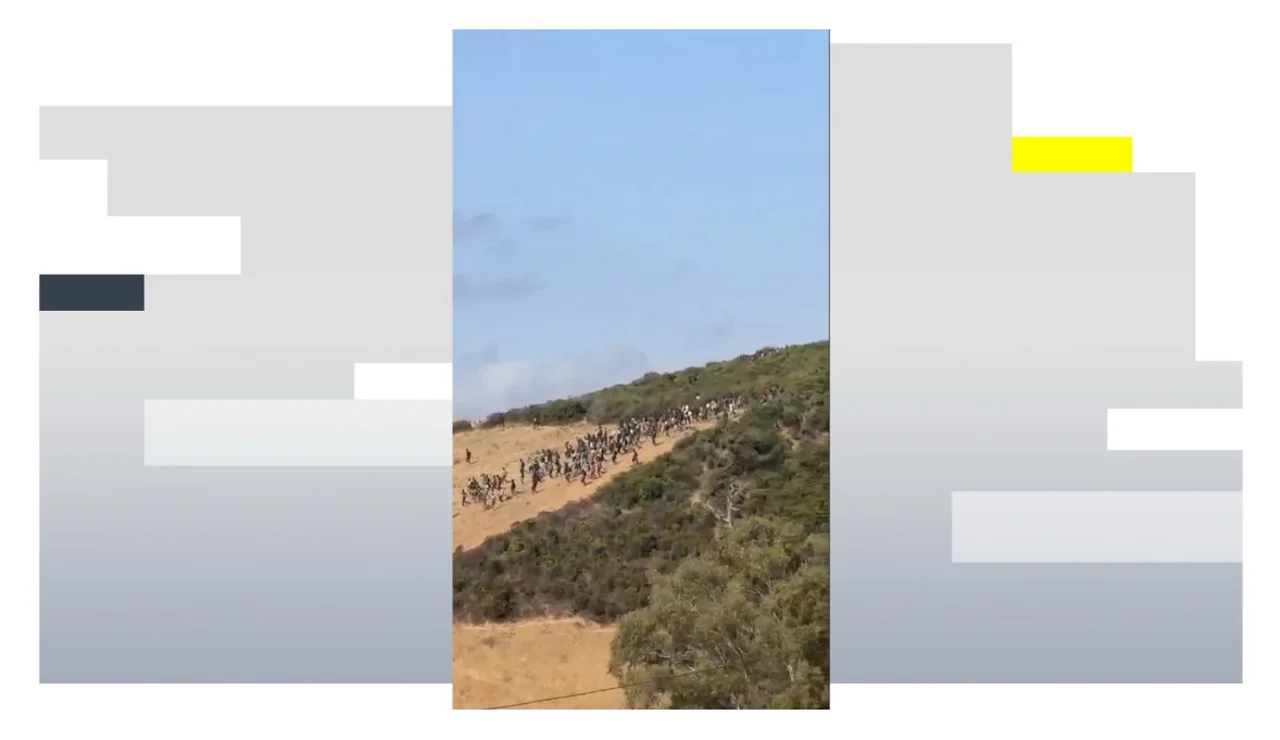 Decenas de inmigrantes intentan cruzar irregularmente la frontera entre Ceuta y Marruecos.