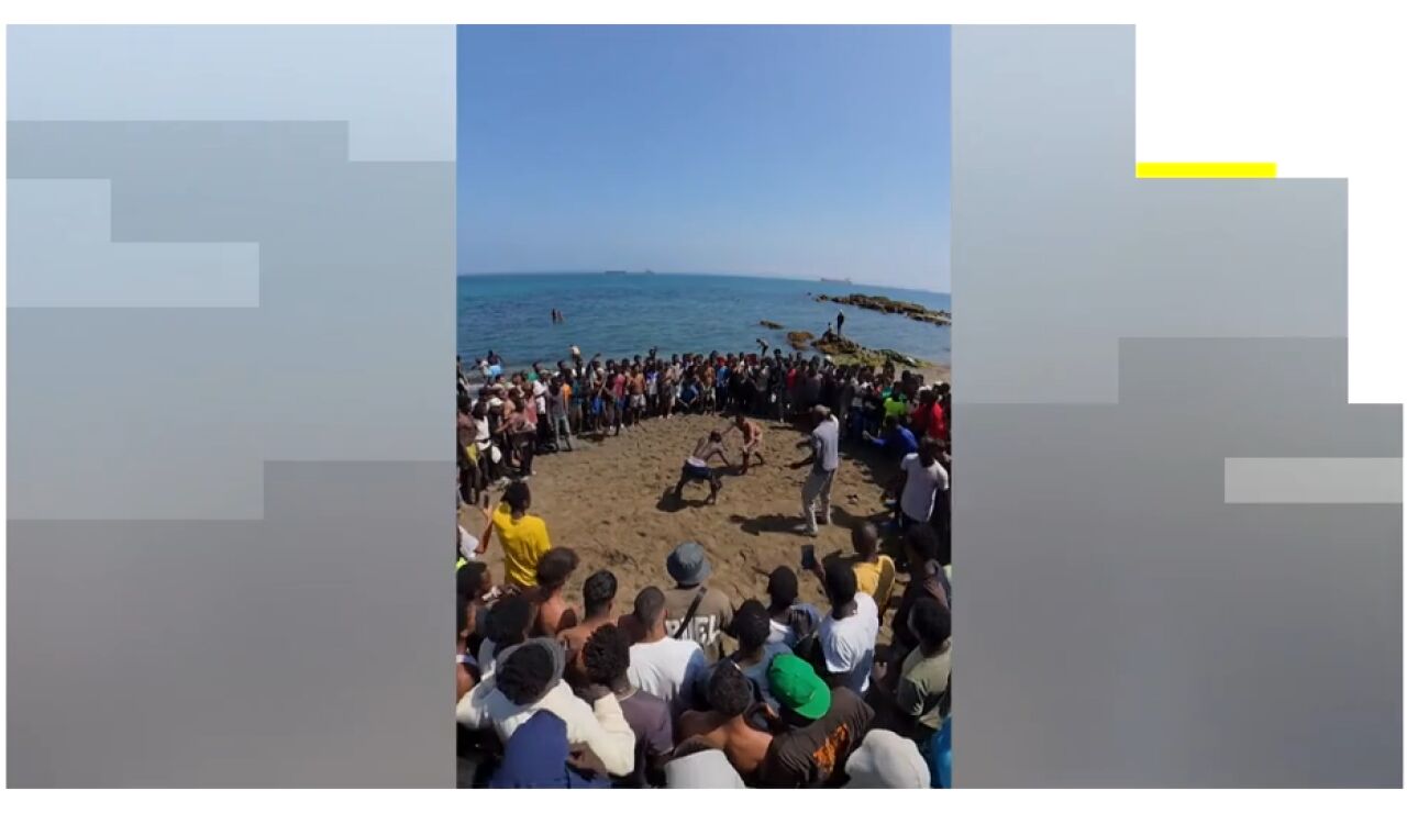 Migrantes luchando en la playa del Trampol&iacute;n