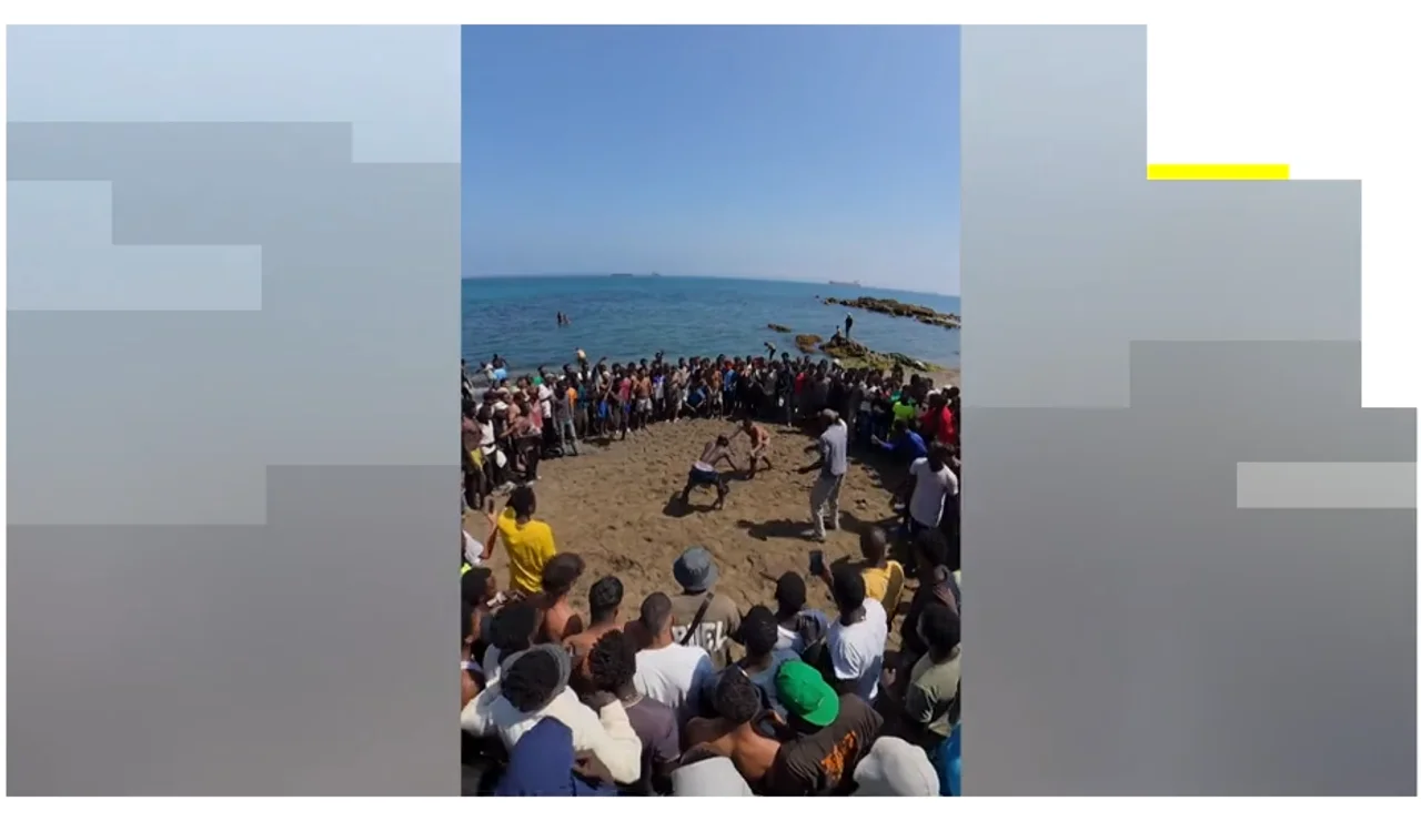 Migrantes luchando en la playa del Trampolín