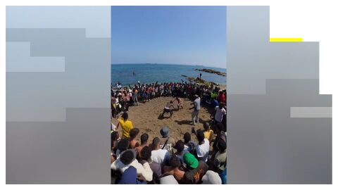 Migrantes luchando en la playa del Trampol&iacute;n