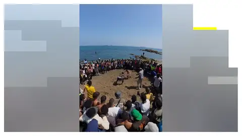 Migrantes luchando en la playa del Trampolín Migrantes luchando en la playa del Trampolín