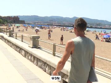 "Beachworking" o teletrabajar en la playa: suena id&iacute;lico, pero tiene sus riesgos, aparte de las medusas