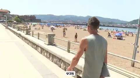 "Beachworking" o teletrabajar en la playa: suena idílico, pero tiene sus riesgos, aparte de las medusas "Beachworking" o teletrabajar en la playa: suena idílico, pero tiene sus riesgos, aparte de las medusas