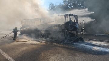 El autob&uacute;s incendiado