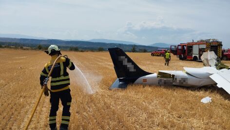 Un bombero junto a la avioneta accidentada