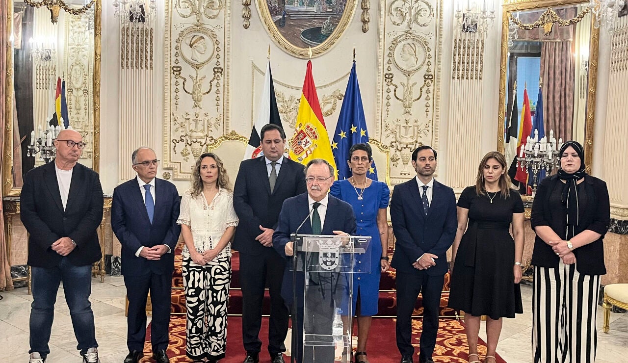 Comparece el presidente de la Ciudad Aut&oacute;noma de Ceuta, Juan Jes&uacute;s Vivas en compa&ntilde;&iacute;a de varios miembros del ejecutivo local