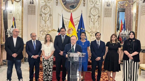 Comparece el presidente de la Ciudad Aut&oacute;noma de Ceuta, Juan Jes&uacute;s Vivas en compa&ntilde;&iacute;a de varios miembros del ejecutivo local