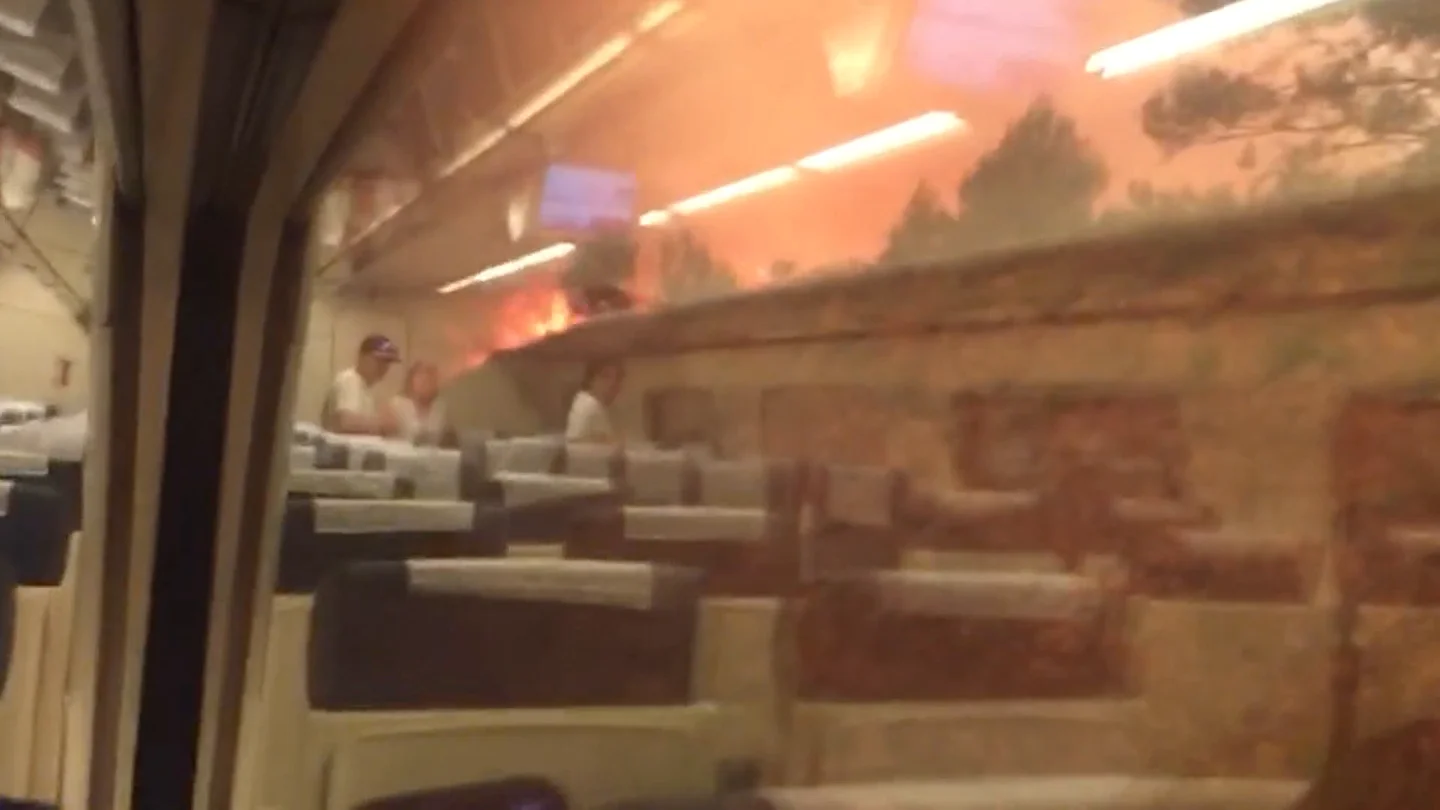 Imágenes de las llamas en un tren a la altura de Bejís Antena 3 Noticias