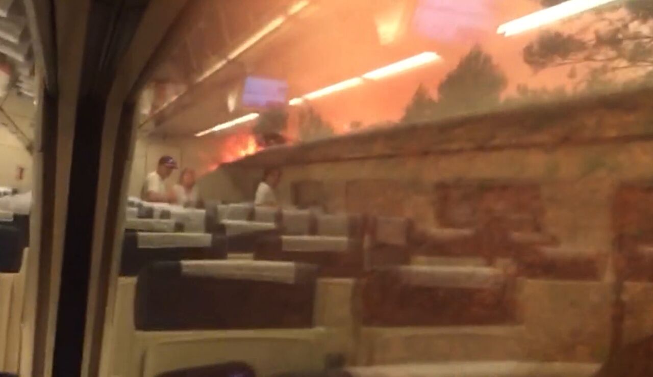 Im&aacute;genes de las llamas en un tren a la altura de Bej&iacute;s