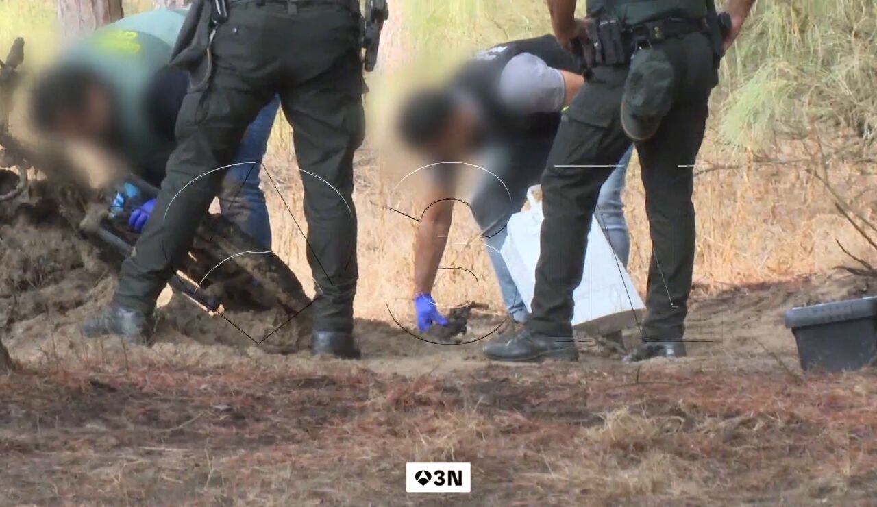 Antena 3 Noticias accede en exclusiva al v&iacute;deo de la recuperaci&oacute;n del fusil del triple crimen de Isla Cristina