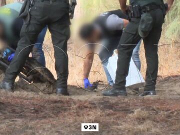 Antena 3 Noticias accede en exclusiva al v&iacute;deo de la recuperaci&oacute;n del fusil del triple crimen de Isla Cristina