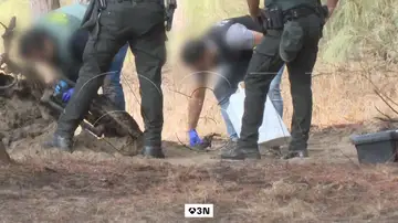 Antena 3 Noticias accede en exclusiva al vídeo de la recuperación del fusil del triple crimen de Isla Cristina Antena 3 Noticias accede en exclusiva al vídeo de la recuperación del fusil del triple crimen de Isla Cristina