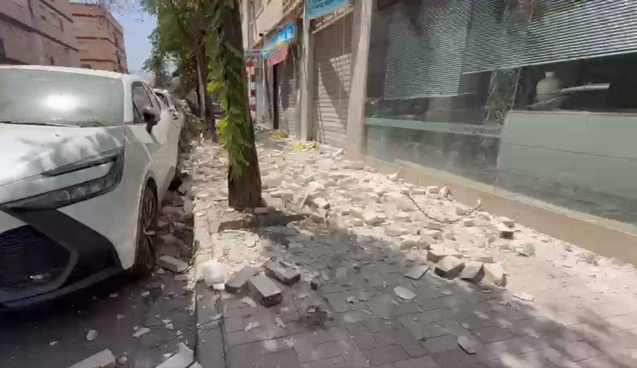 Da&ntilde;os en una calle tras el terremoto en Granada.