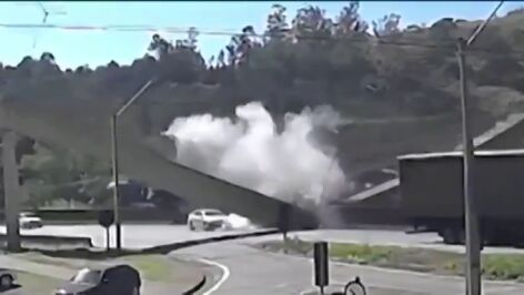 Dos muertos en Brasil al desplomarse una pasarela peatonal sobre una autopista  