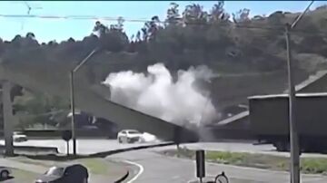 Dos muertos en Brasil al desplomarse una pasarela peatonal sobre una autopista 