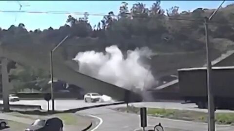 Dos muertos en Brasil al desplomarse una pasarela peatonal sobre una autopista 