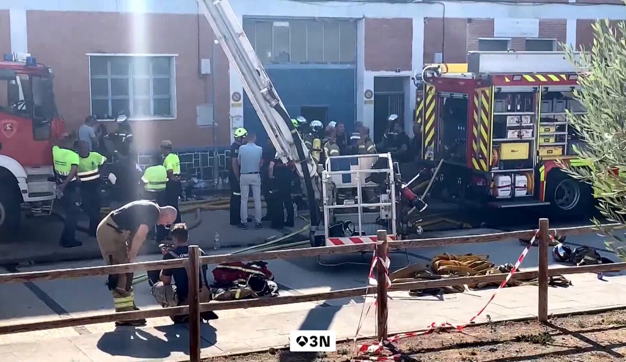 Muere un trabajador y un bombero al intentar rescatarle tras derrumbarse un muro por un incendio en un taller mec&aacute;nico en Calatorao