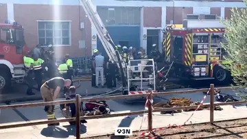 Muere un trabajador y un bombero al intentar rescatarle tras derrumbarse un muro por un incendio en un taller mecánico en Calatorao Muere un trabajador y un bombero al intentar rescatarle tras derrumbarse un muro por un incendio en un taller mecánico en Calatorao