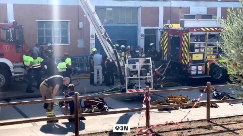 Muere un trabajador y un bombero al intentar rescatarle tras derrumbarse un muro por un incendio en un taller mec&aacute;nico en Calatorao