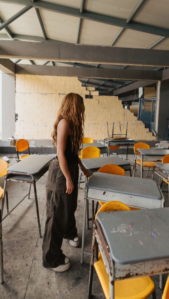 Shakira en una de las escuelas afectadas por el terremoto