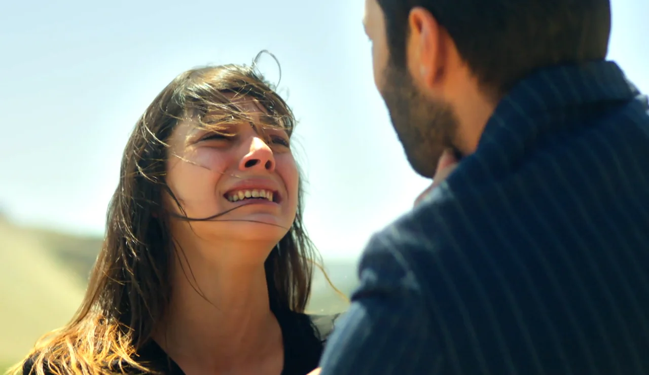 Zerrin intenta acabar con su vida y la de su bebé tras ver a Kaya pedir matrimonio a Ipek: “¡No puedo más!”