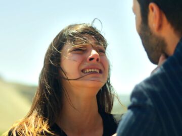 Zerrin intenta acabar con su vida y la de su beb&eacute; tras ver a Kaya pedir matrimonio a Ipek: &ldquo;&iexcl;No puedo m&aacute;s!&rdquo; 