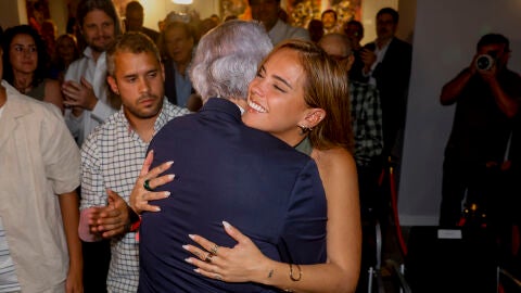 Gloria Camila abrazando a su padre, José Ortega Cano