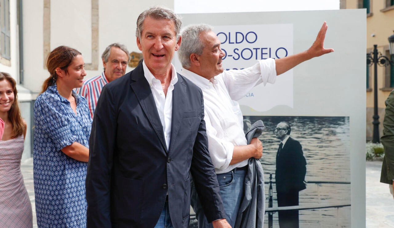 El l&iacute;der del PP, Alberto N&uacute;&ntilde;ez Feij&oacute;o, visita la exposici&oacute;n fotogr&aacute;fica dedicada a Leopoldo Calvo-Sotelo.