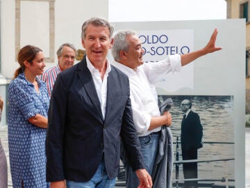 El l&iacute;der del PP, Alberto N&uacute;&ntilde;ez Feij&oacute;o, visita la exposici&oacute;n fotogr&aacute;fica dedicada a Leopoldo Calvo-Sotelo.