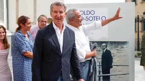El líder del PP, Alberto Núñez Feijóo, visita la exposición fotográfica dedicada a Leopoldo Calvo-Sotelo. El líder del PP, Alberto Núñez Feijóo, visita la exposición fotográfica dedicada a Leopoldo Calvo-Sotelo.