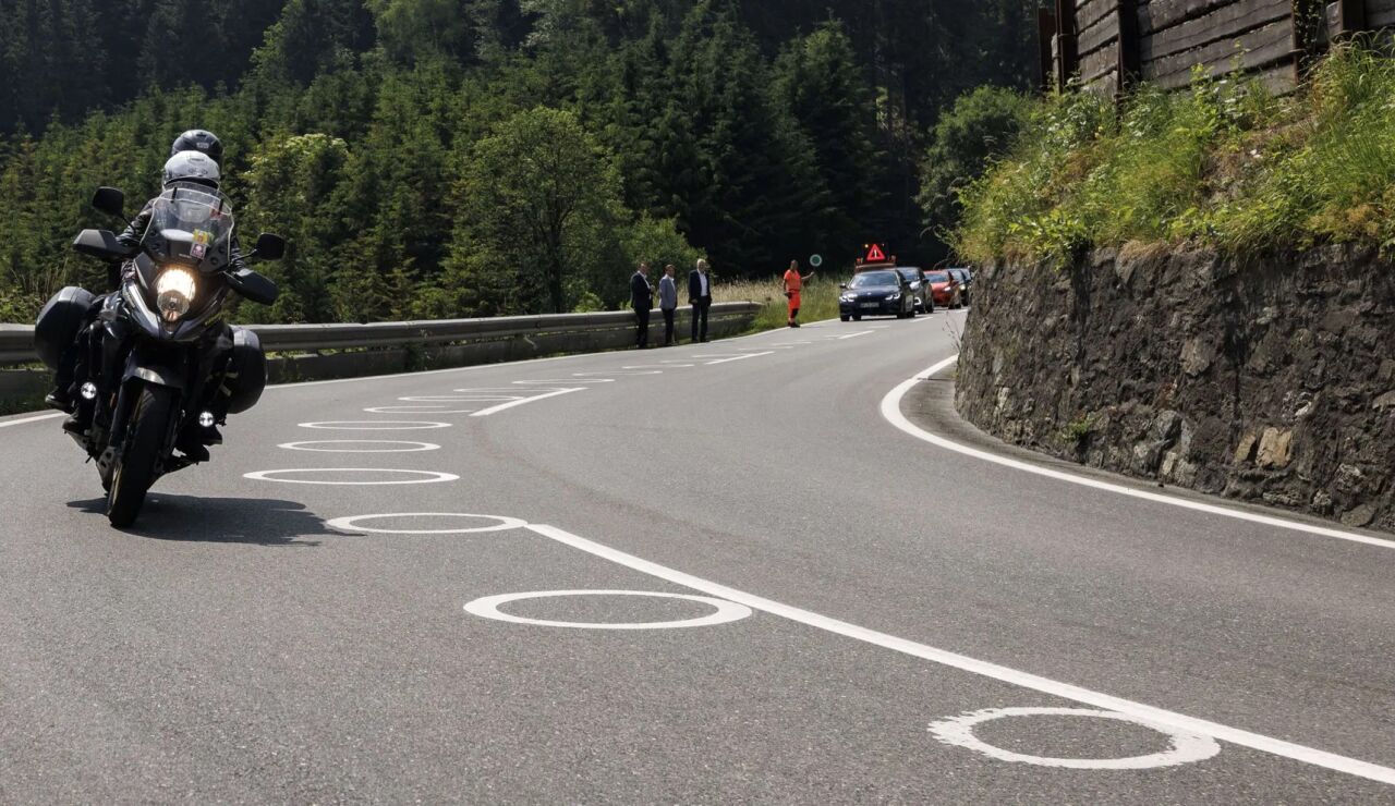 La trampa "visual" de la DGT para salvar vidas: pintar c&iacute;rculos blancos en el interior de las curvas