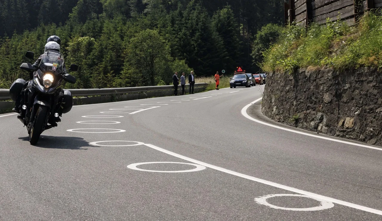 La trampa "visual" de la DGT para salvar vidas: pintar círculos blancos en el interior de las curvas