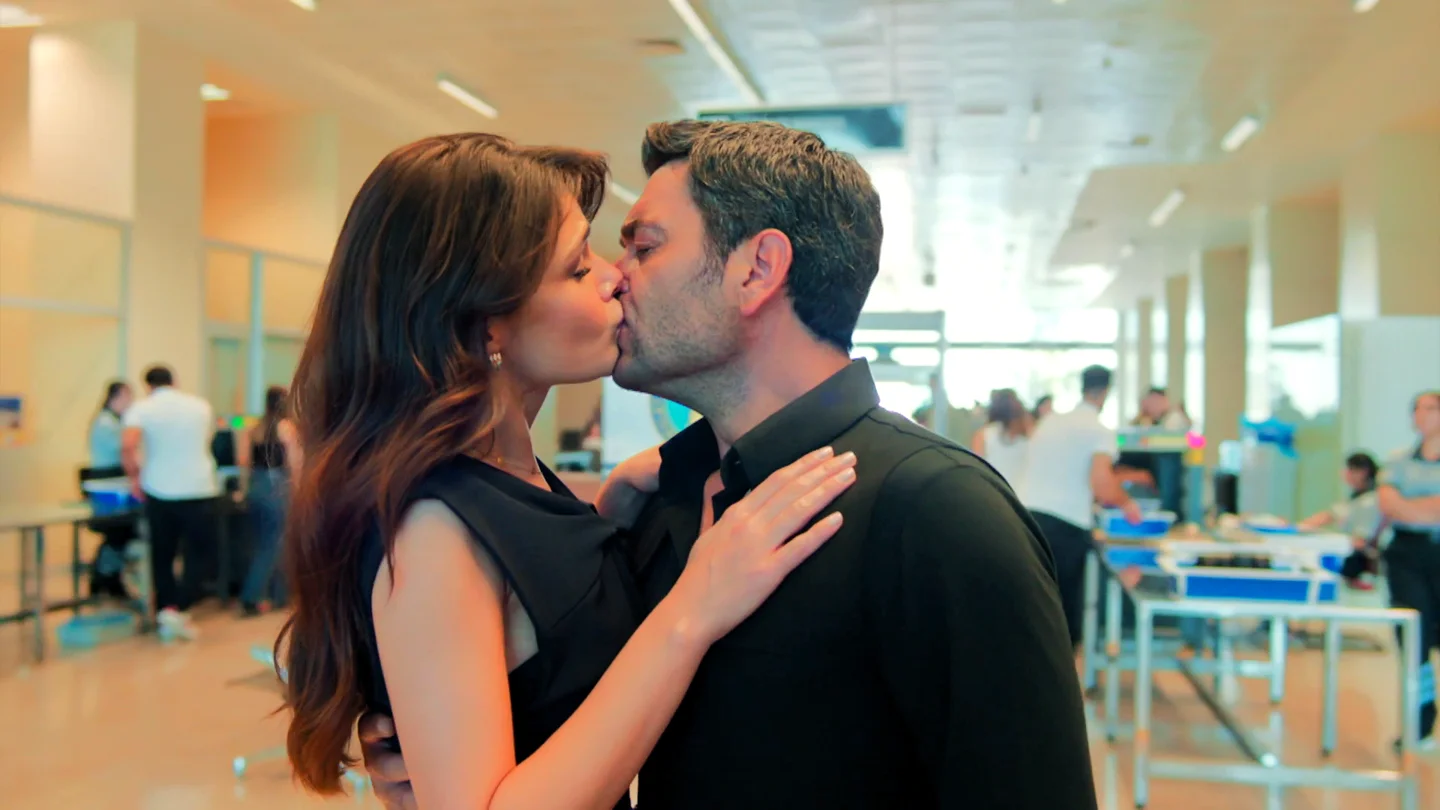 Cihan llega al aeropuerto en el último momento y besa a Alya: ¿cambiará su decisión de marcharse? Cihan llega al aeropuerto en el último momento y besa a Alya: ¿cambiará su decisión de marcharse?