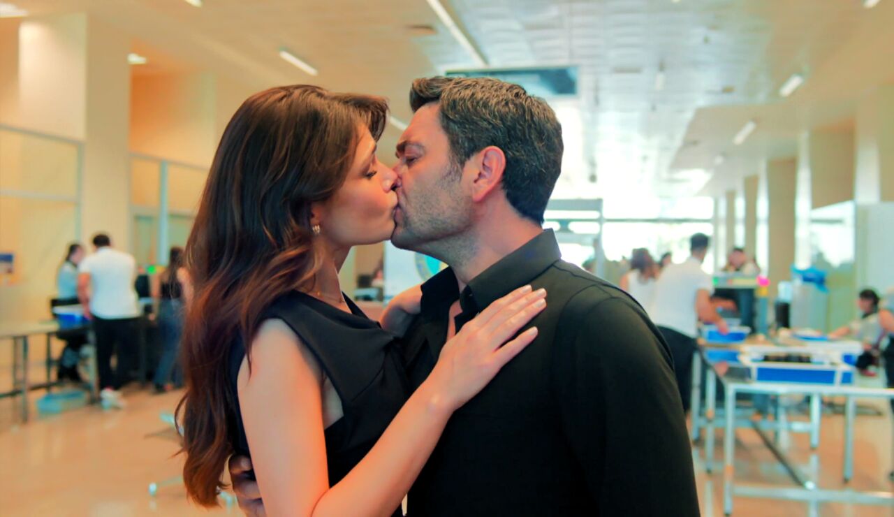 Cihan llega al aeropuerto en el &uacute;ltimo momento y besa a Alya: &iquest;cambiar&aacute; su decisi&oacute;n de marcharse? 