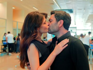 Cihan llega al aeropuerto en el &uacute;ltimo momento y besa a Alya: &iquest;cambiar&aacute; su decisi&oacute;n de marcharse? 
