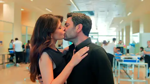 Cihan llega al aeropuerto en el último momento y besa a Alya: ¿cambiará su decisión de marcharse? Cihan llega al aeropuerto en el último momento y besa a Alya: ¿cambiará su decisión de marcharse?